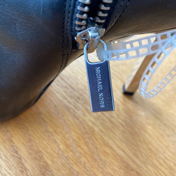 Women’s MICHEAL Micheal Kors Black Leather ankle boots Silver Spike Heels Sz 5.5 - Picture 3 of 10